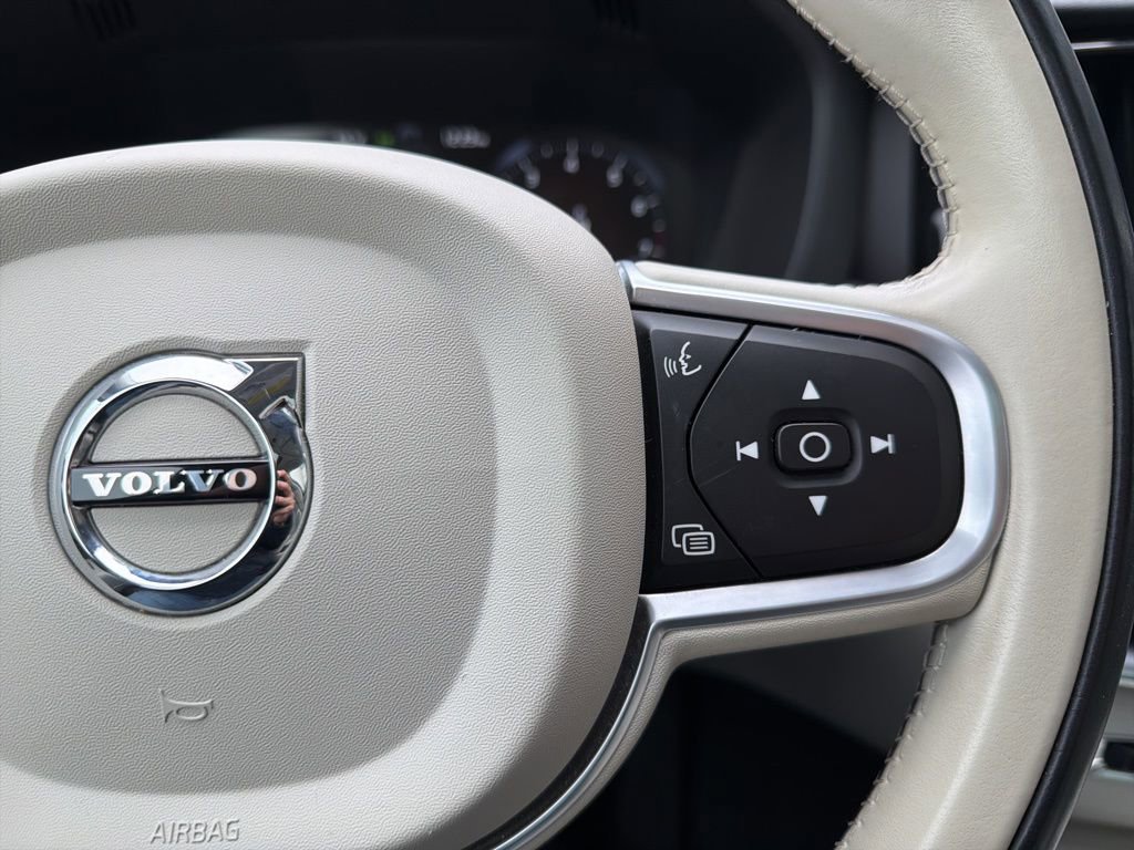 Used 2021 Volvo XC60 T5 Momentum image 35