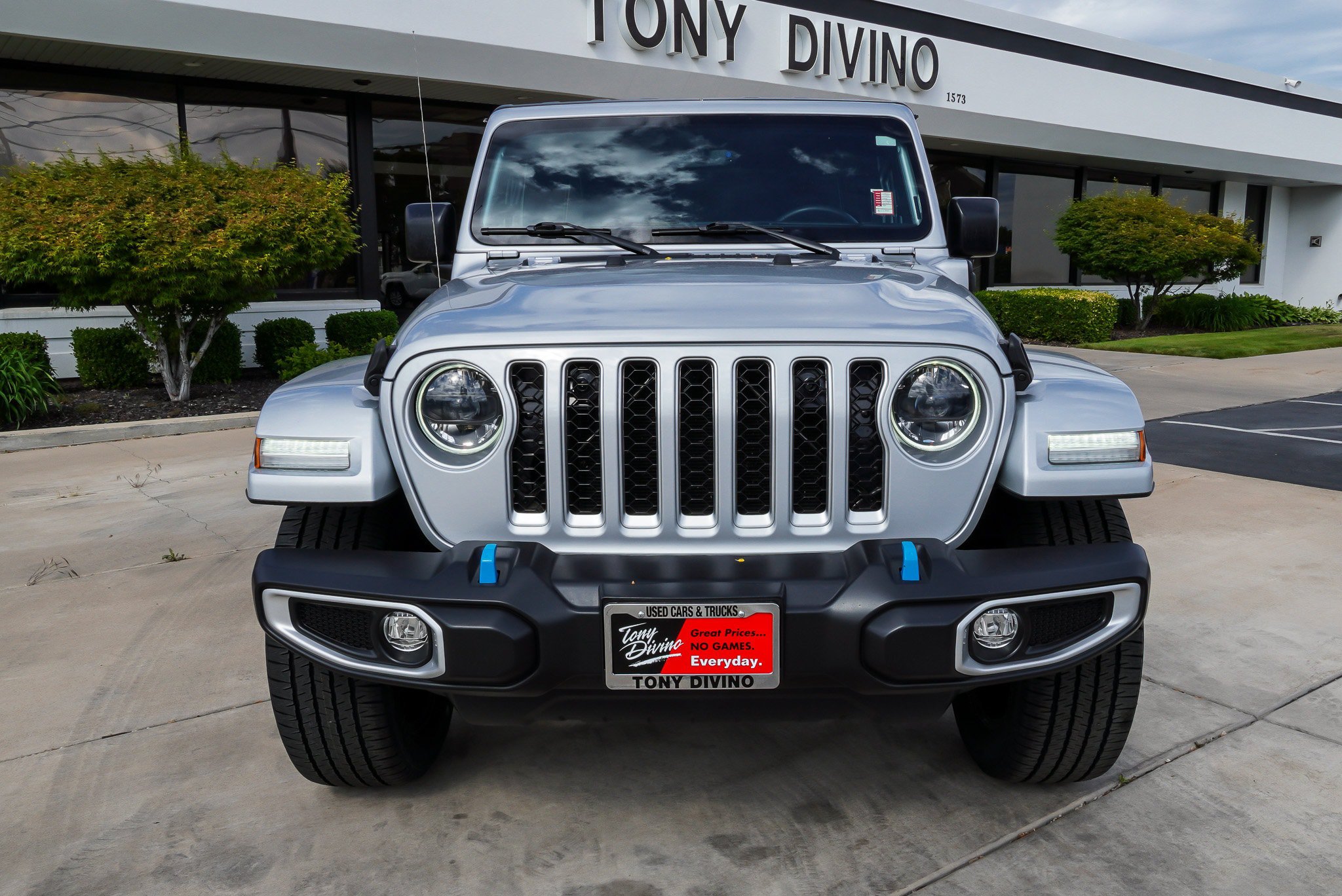 Used 2023 Jeep Wrangler Unlimited Sahara AWD/4WD image 3