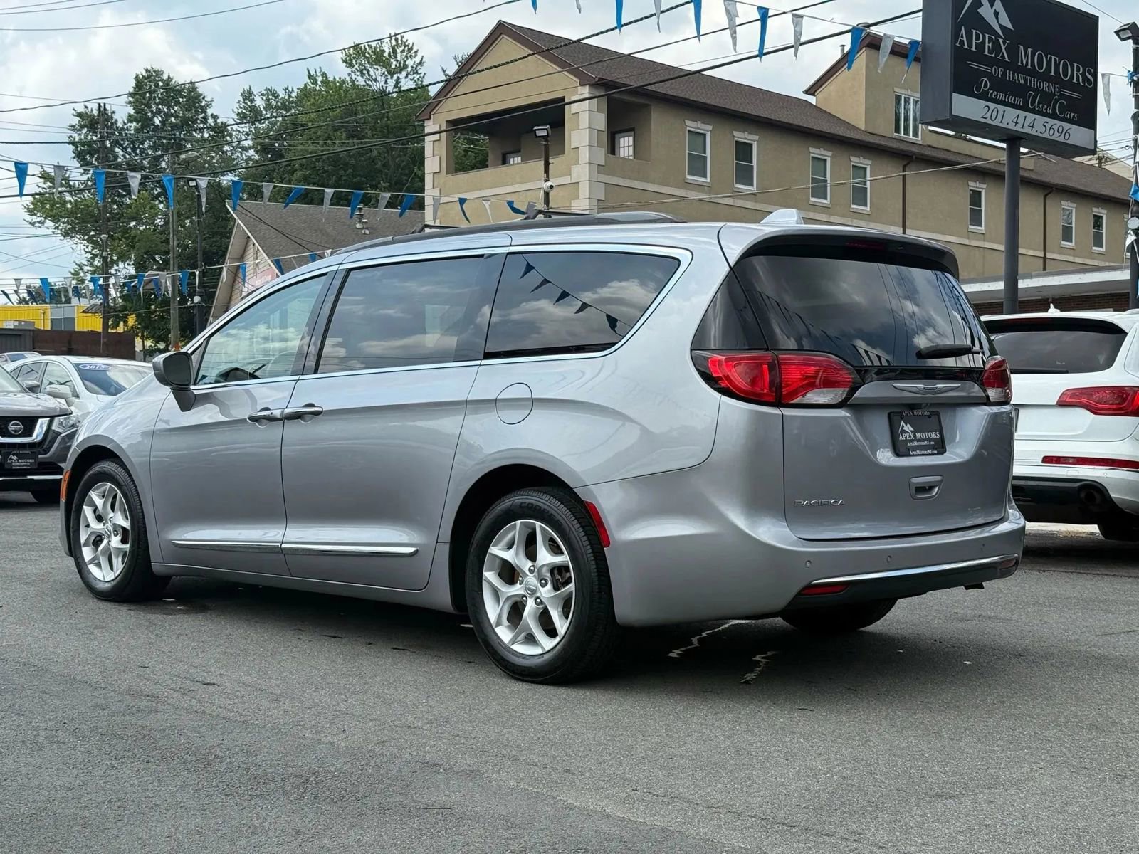 Used 2017 Chrysler Pacifica Touring-L w/ Tire & Wheel Group image 5
