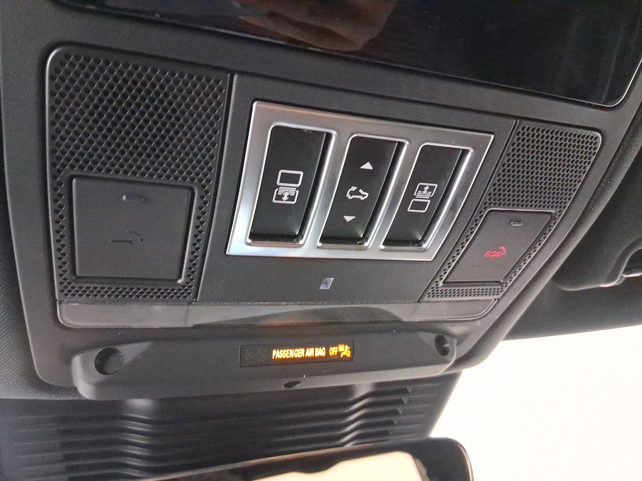 Used 2025 Land Rover Discovery Dynamic SE image 16