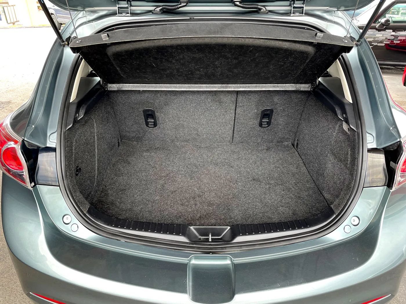 Used 2012 MAZDA MAZDA3 i Grand Touring w/ Tech Pkg FWD image 6