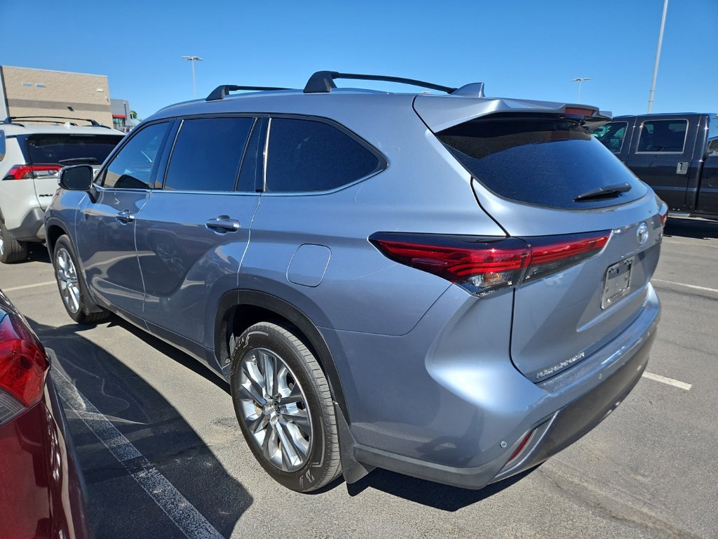 Used 2023 Toyota Highlander Limited FWD image 2
