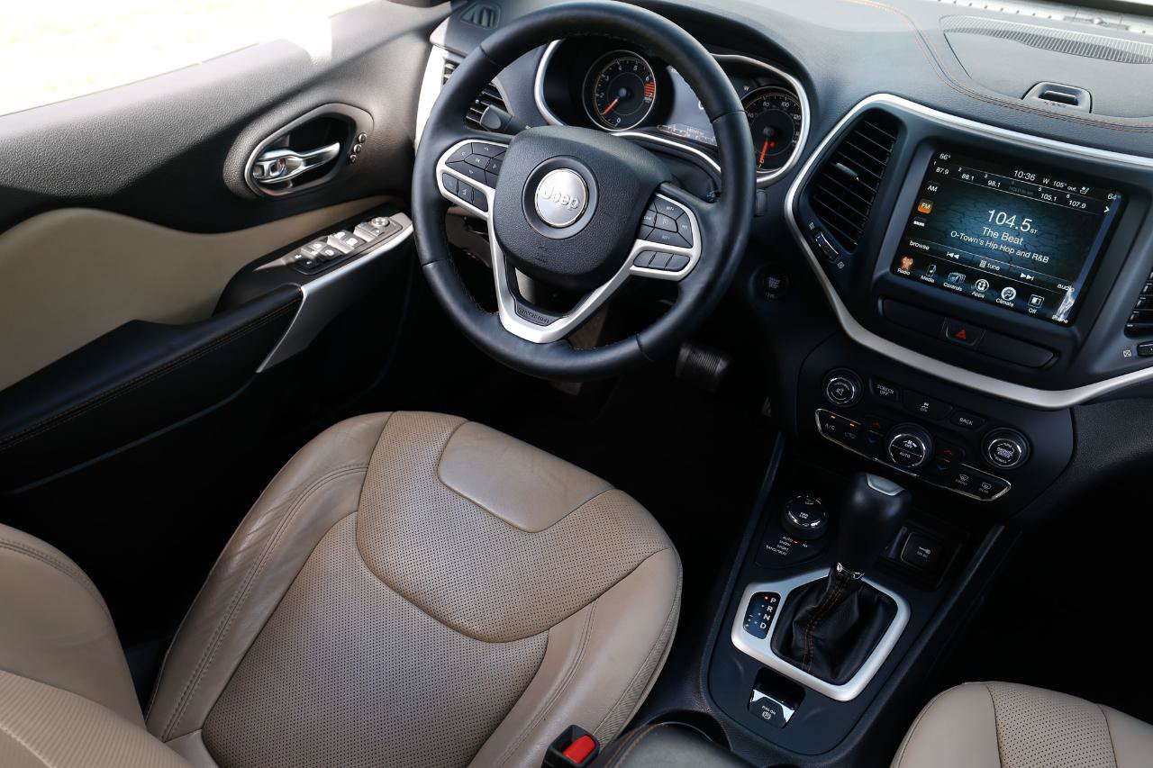 Used 2017 Jeep Cherokee Limited w/ Luxury Group AWD/4WD image 21