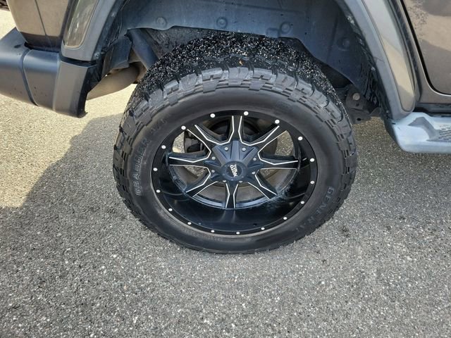 Used 2018 Jeep Wrangler Unlimited Sahara AWD/4WD image 6