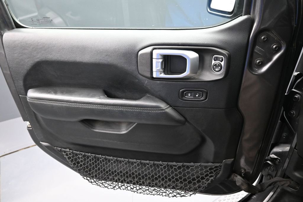 Used 2018 Jeep Wrangler Unlimited Sahara AWD/4WD image 27