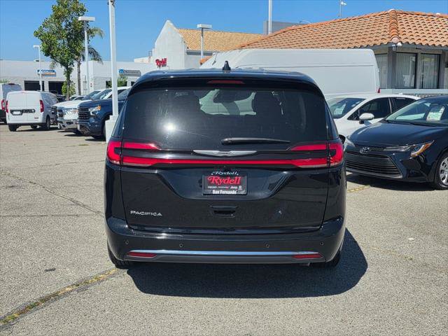 Certified 2024 Chrysler Pacifica Touring-L FWD image 7