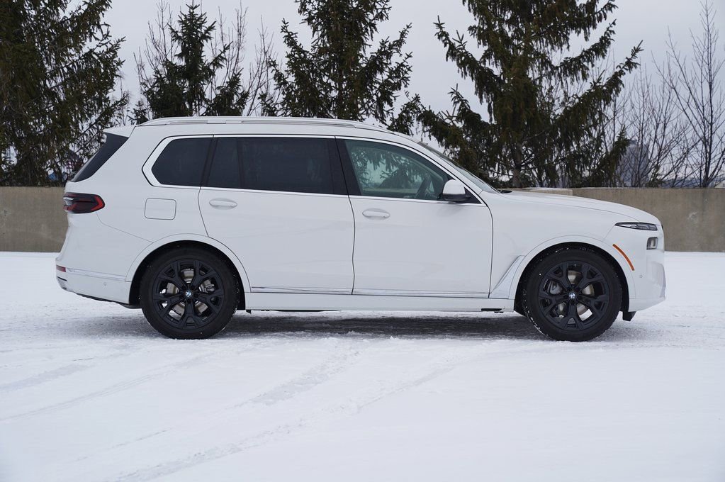 Used 2026 BMW X7 xDrive40i w/ Premium Package AWD/4WD image 3