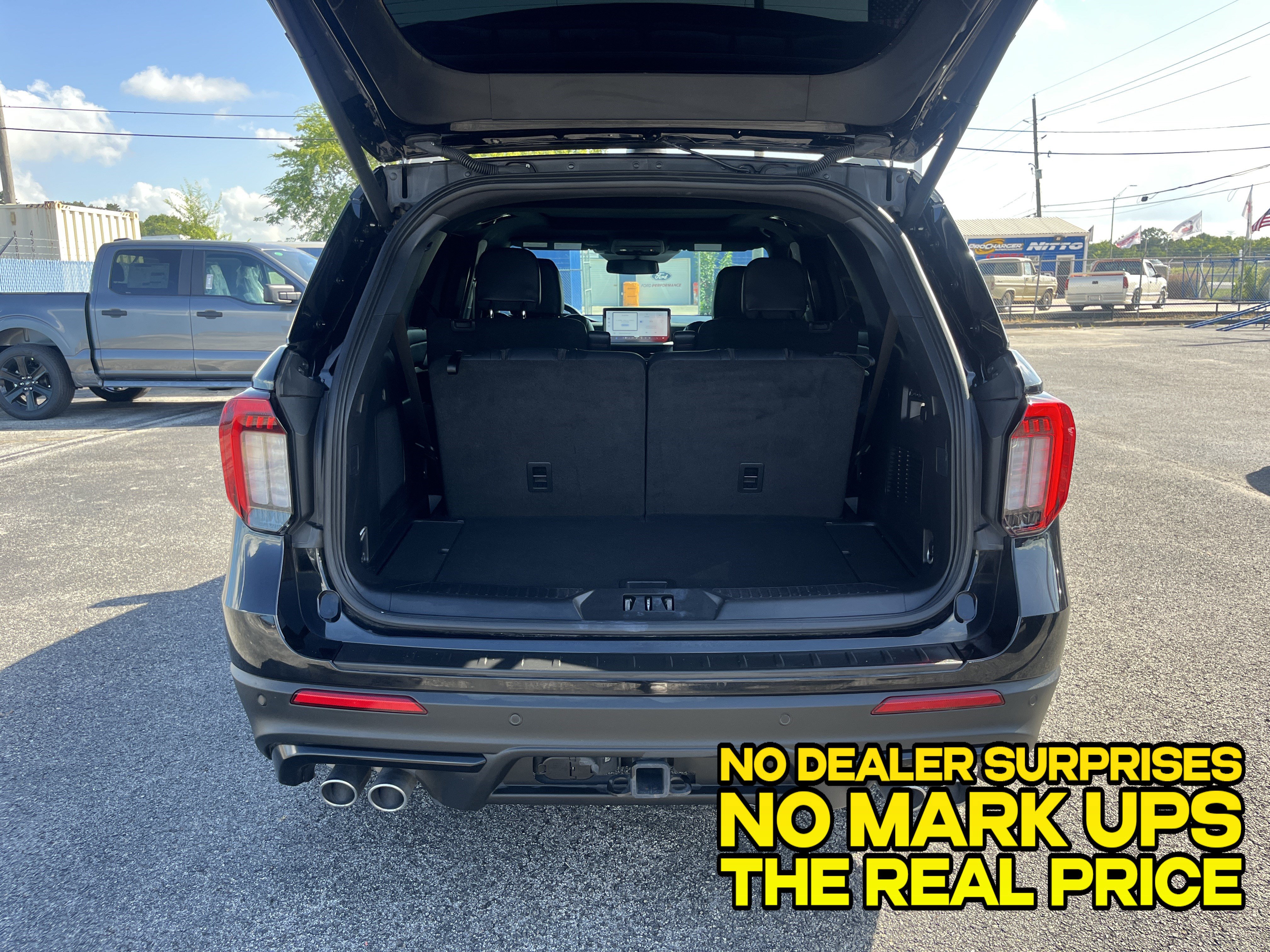 Used 2025 Ford Explorer ST AWD/4WD image 5