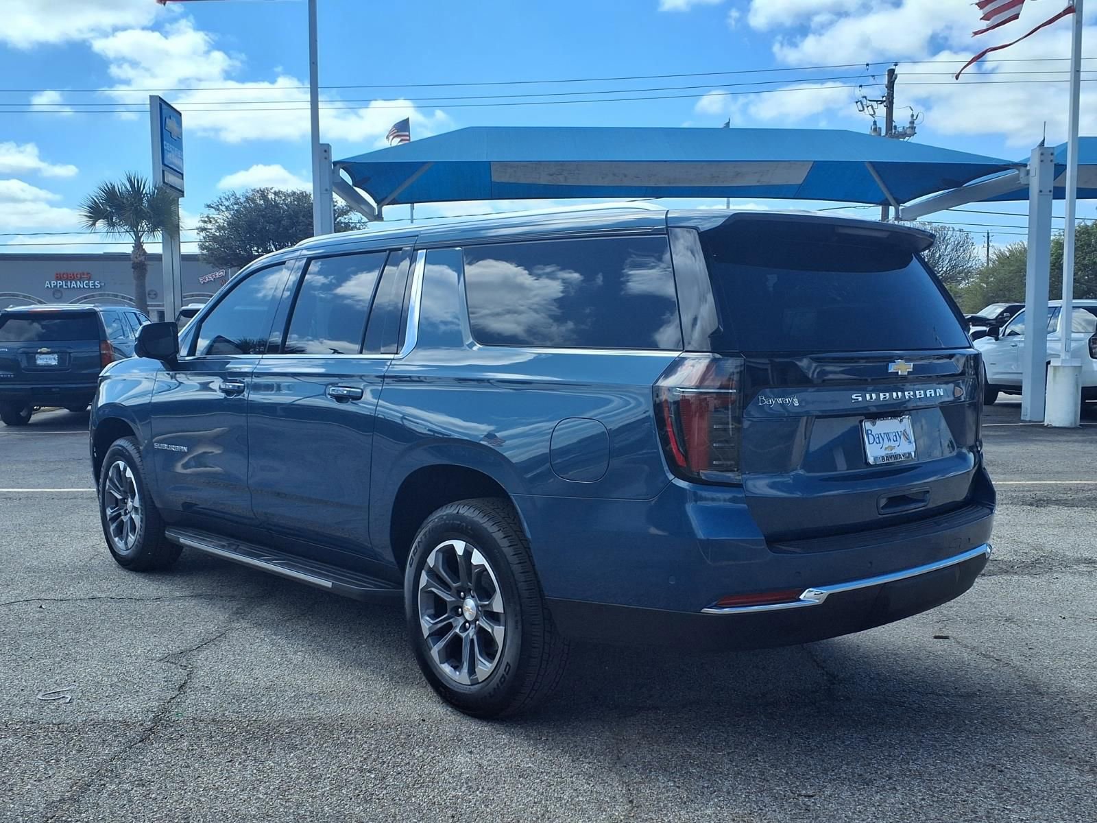 Used 2025 Chevrolet Suburban LS image 23