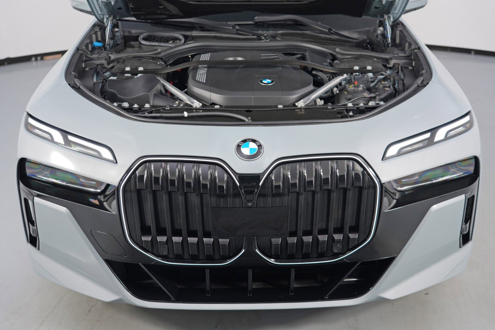 Used 2024 BMW 740i w/ Premium Package 2 image 8