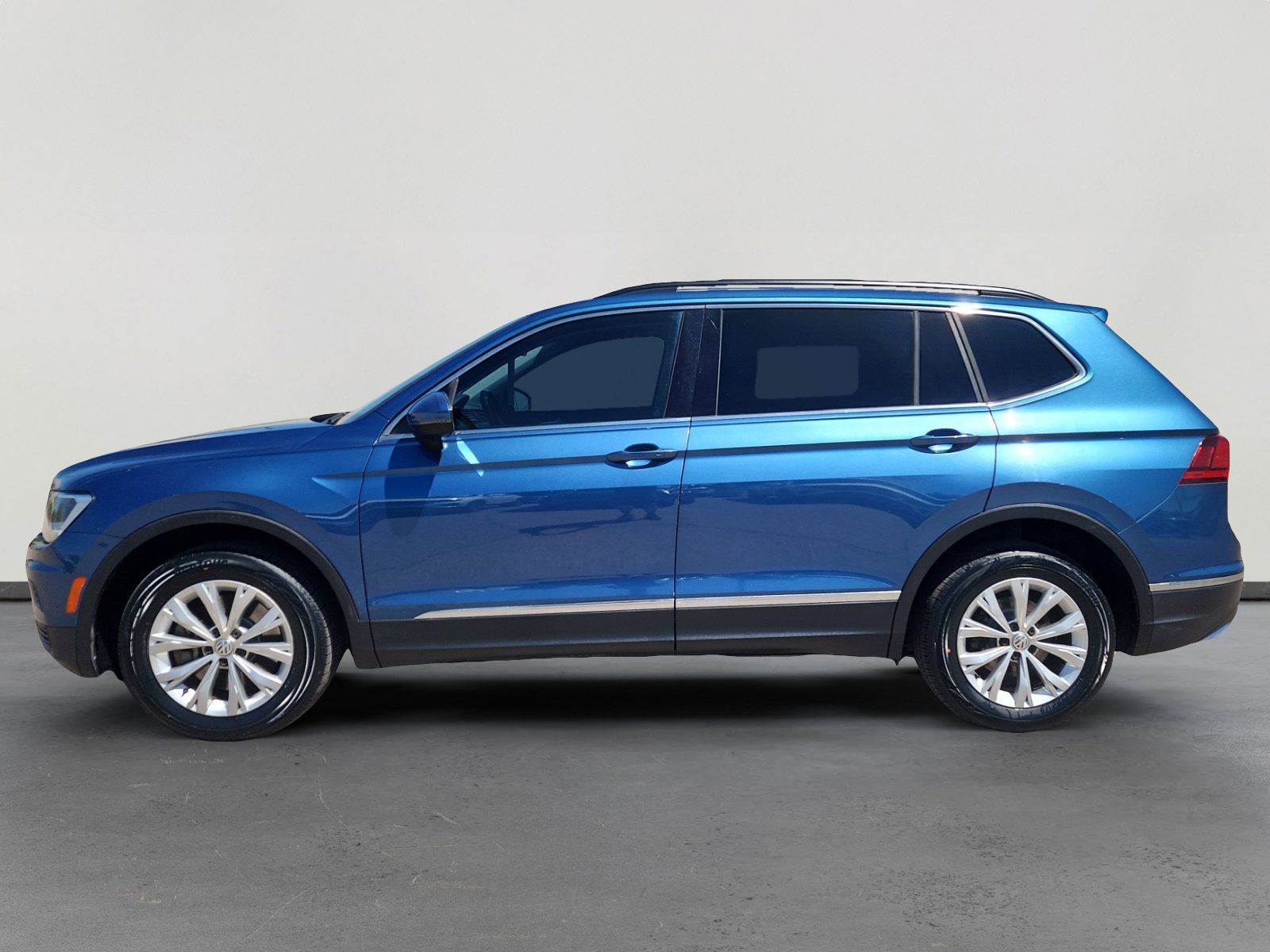 Used 2018 Volkswagen Tiguan S FWD image 2