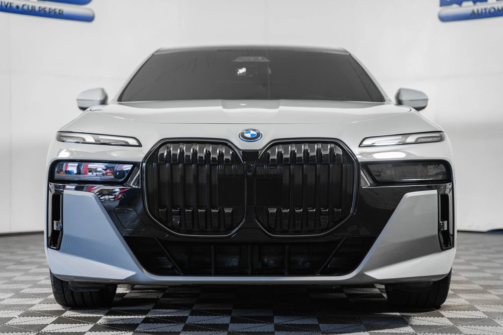 Used 2025 BMW 750e xDrive image 2