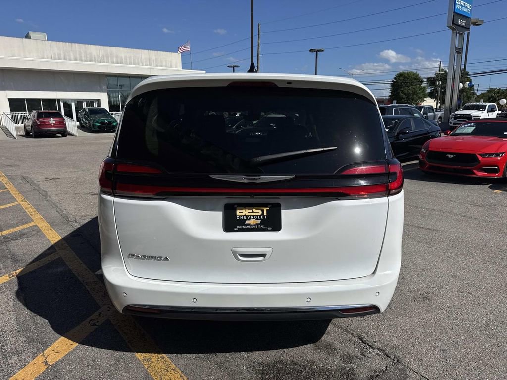 Used 2024 Chrysler Pacifica Touring-L image 7