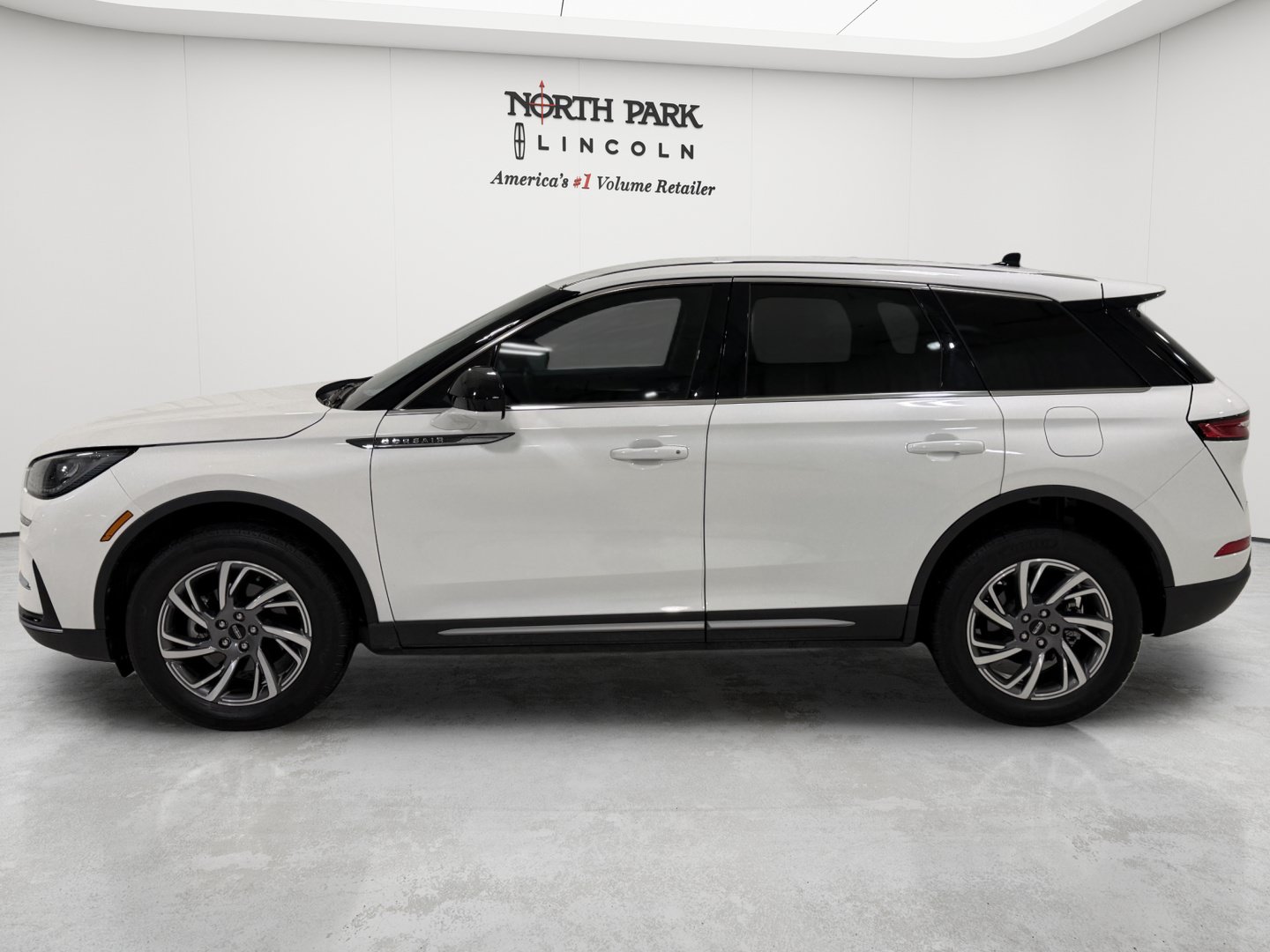 Used 2025 Lincoln Corsair FWD image 2