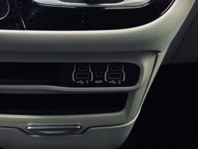 Used 2024 Chrysler Pacifica Touring-L image 34