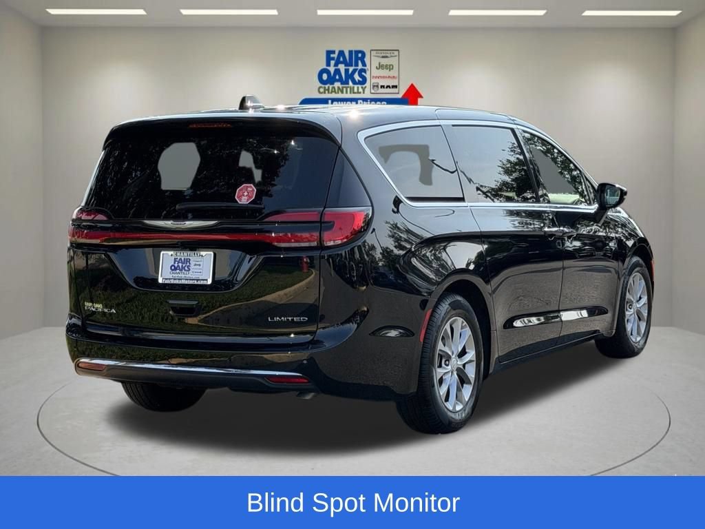 Used 2026 Chrysler Pacifica Limited FWD image 8