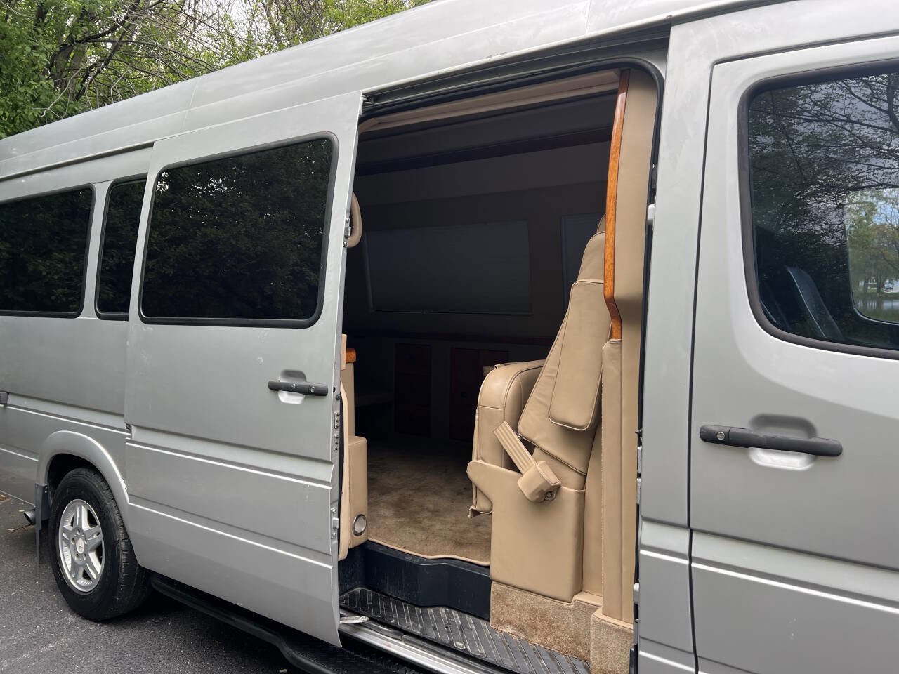 Used 2005 Dodge Sprinter 2500 w/ Cooling Group RWD image 19