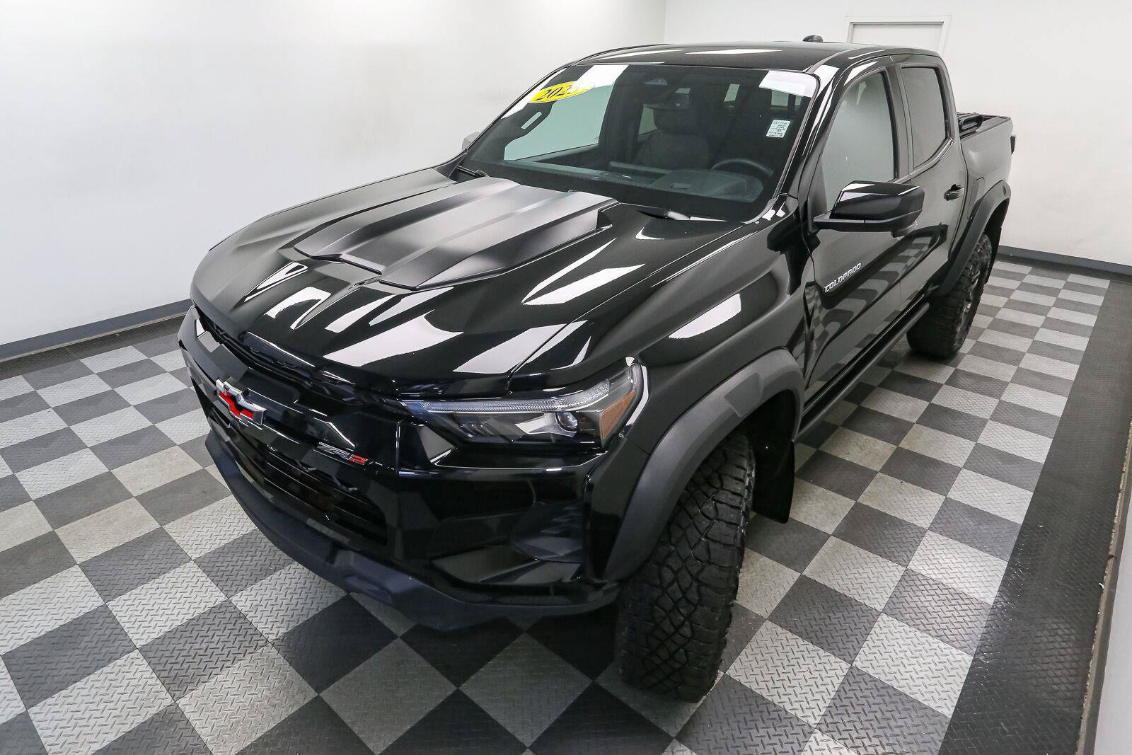 Used 2025 Chevrolet Colorado ZR2 w/ Technology Package AWD/4WD image 6