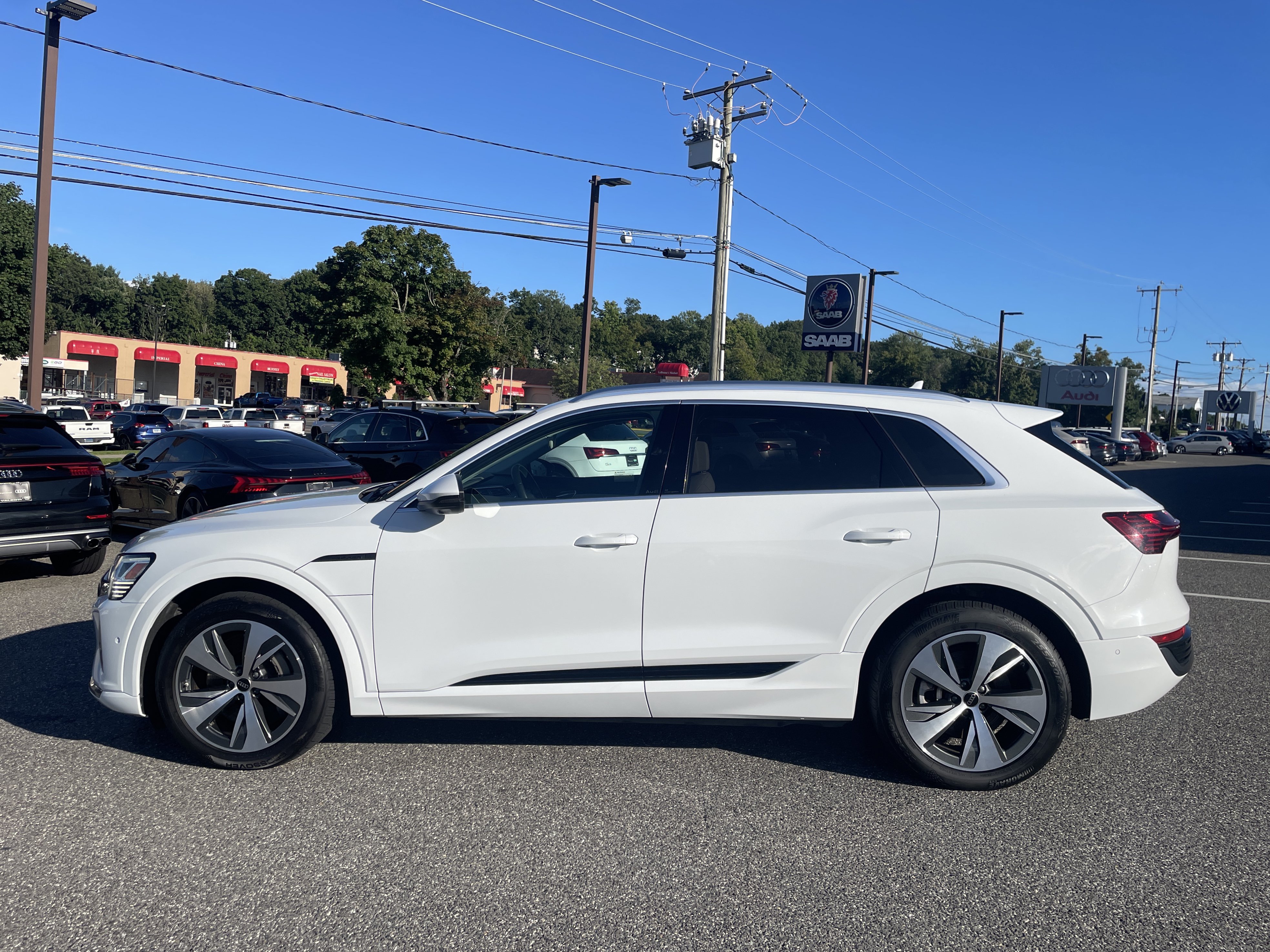Certified 2024 Audi Q8 e-tron Premium Plus w/ Premium Plus Package AWD/4WD image 4