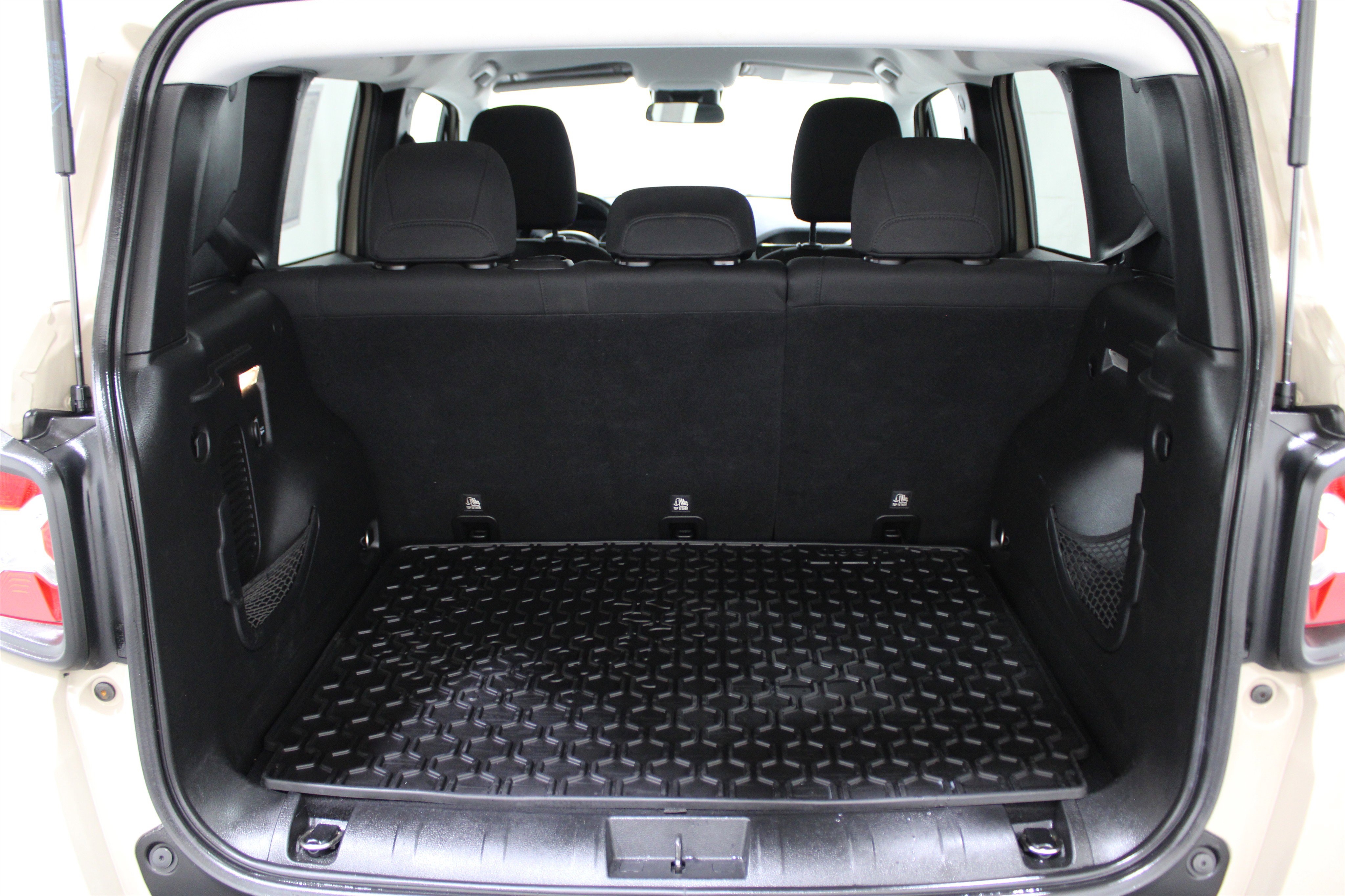 Used 2016 Jeep Renegade Latitude w/ Cold Weather Group image 24