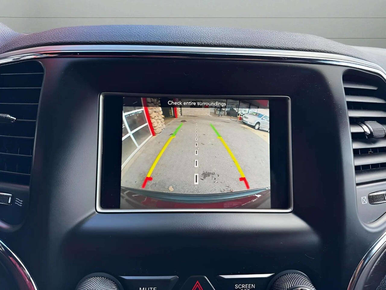 Used 2018 Jeep Grand Cherokee Laredo image 18