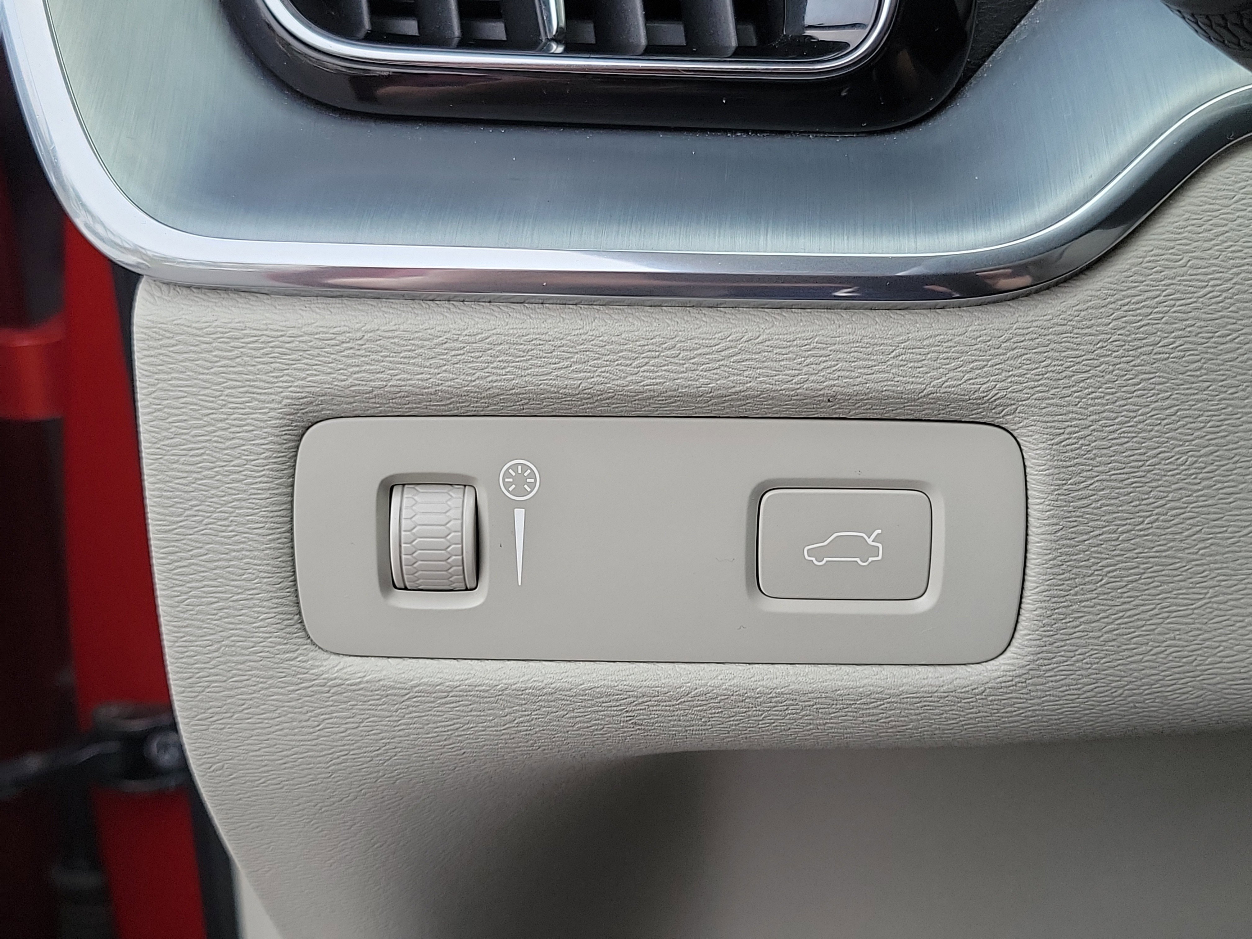 Used 2018 Volvo XC60 T6 Momentum w/ Convenience Package image 14