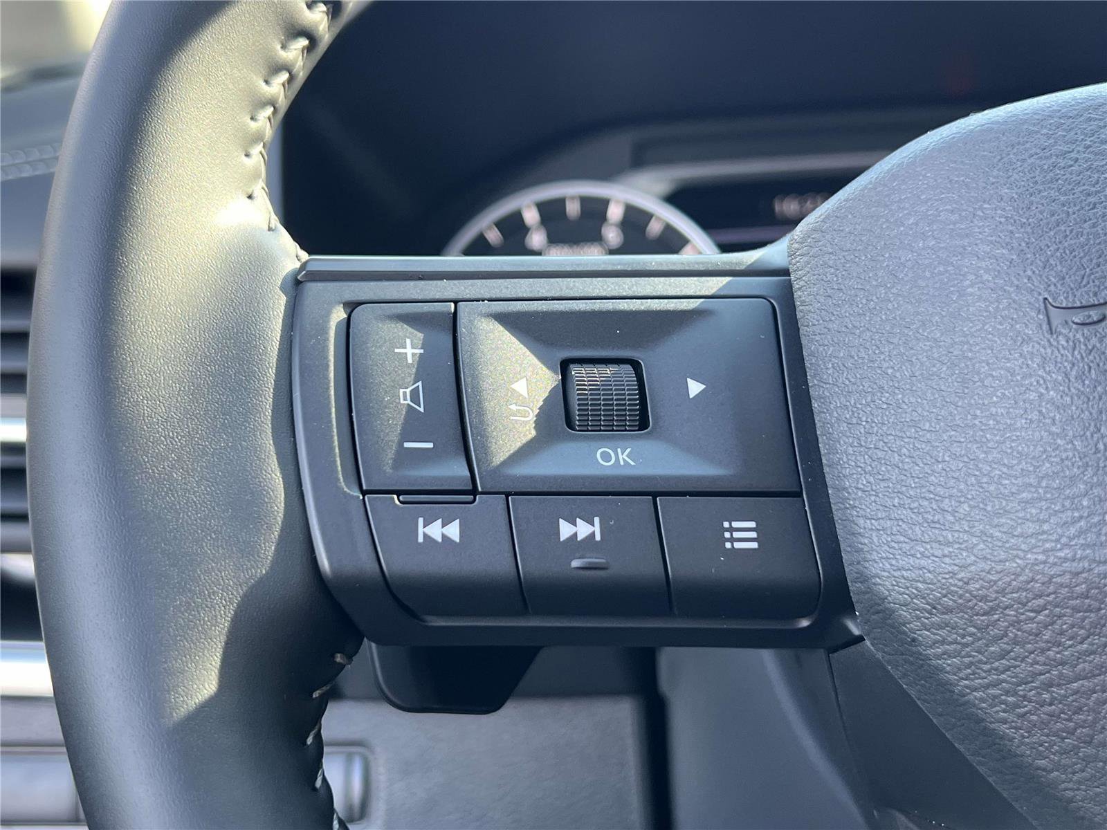 Used 2025 Nissan Rogue SV image 29