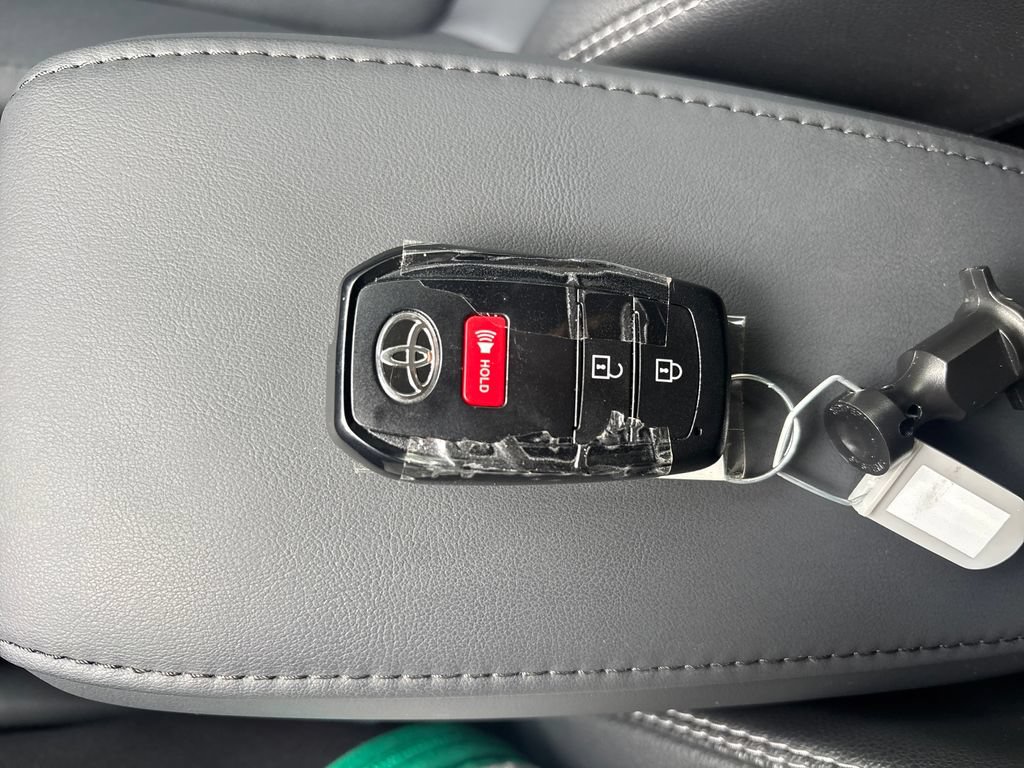 Used 2025 Toyota Corolla Cross XLE FWD image 25