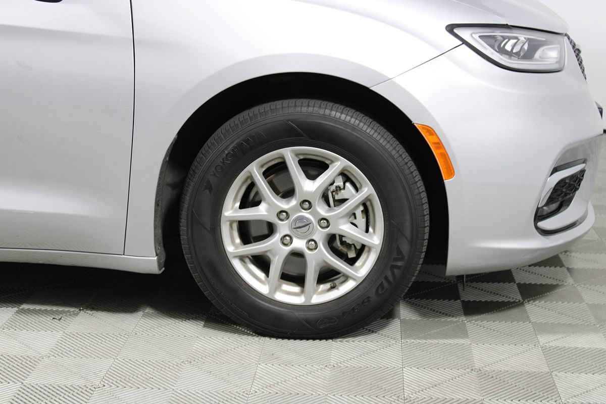 Used 2024 Chrysler Pacifica Touring-L FWD image 7