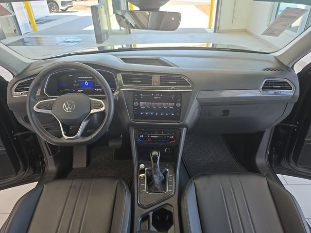 Used 2023 Volkswagen Tiguan SE FWD image 14