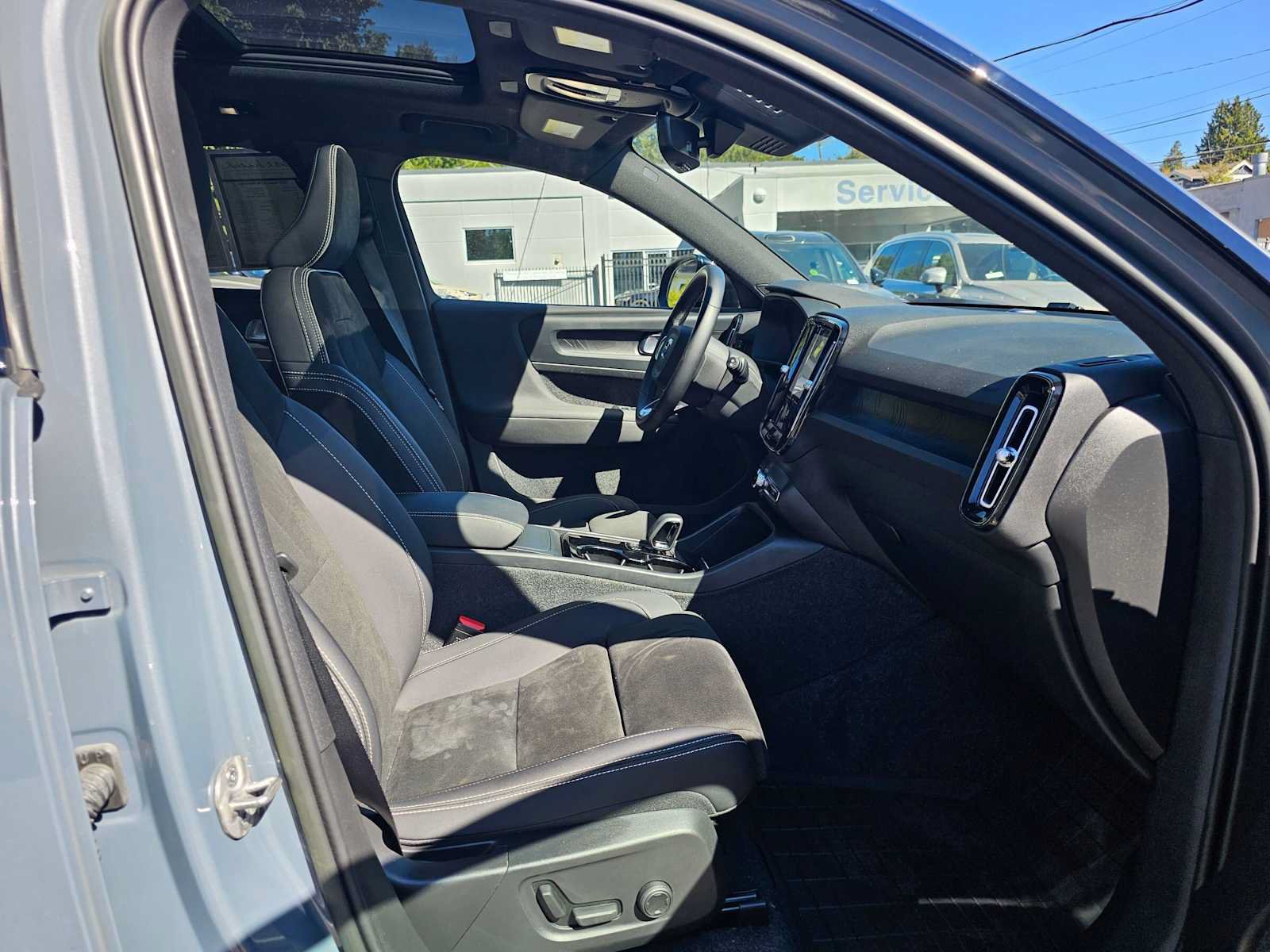 Used 2023 Volvo XC40 Recharge Plus w/ Protection Package Premier AWD/4WD image 11