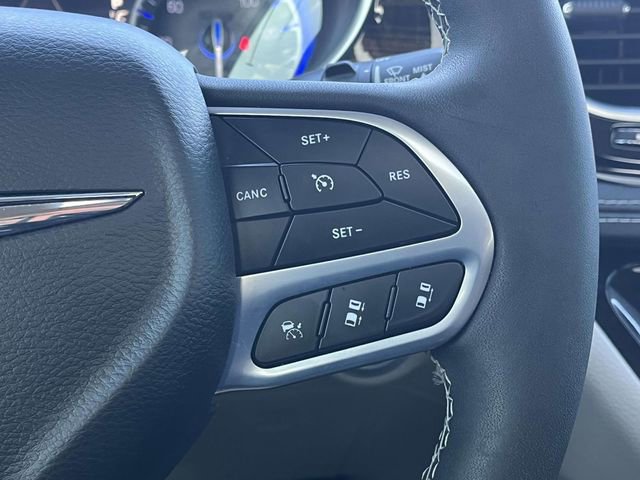 Used 2023 Chrysler Pacifica Limited image 28