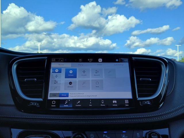 New 2027 Chrysler Pacifica Limited w/ Family Tech Group AWD/4WD image 26