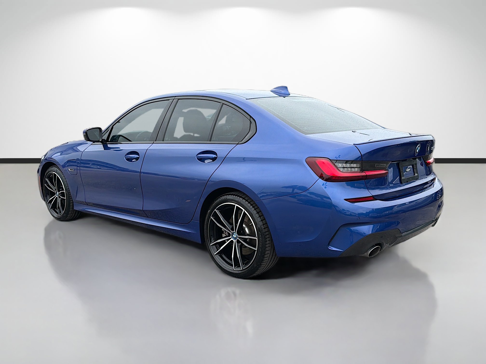 Used 2022 BMW 330e w/ M Sport Package RWD image 5