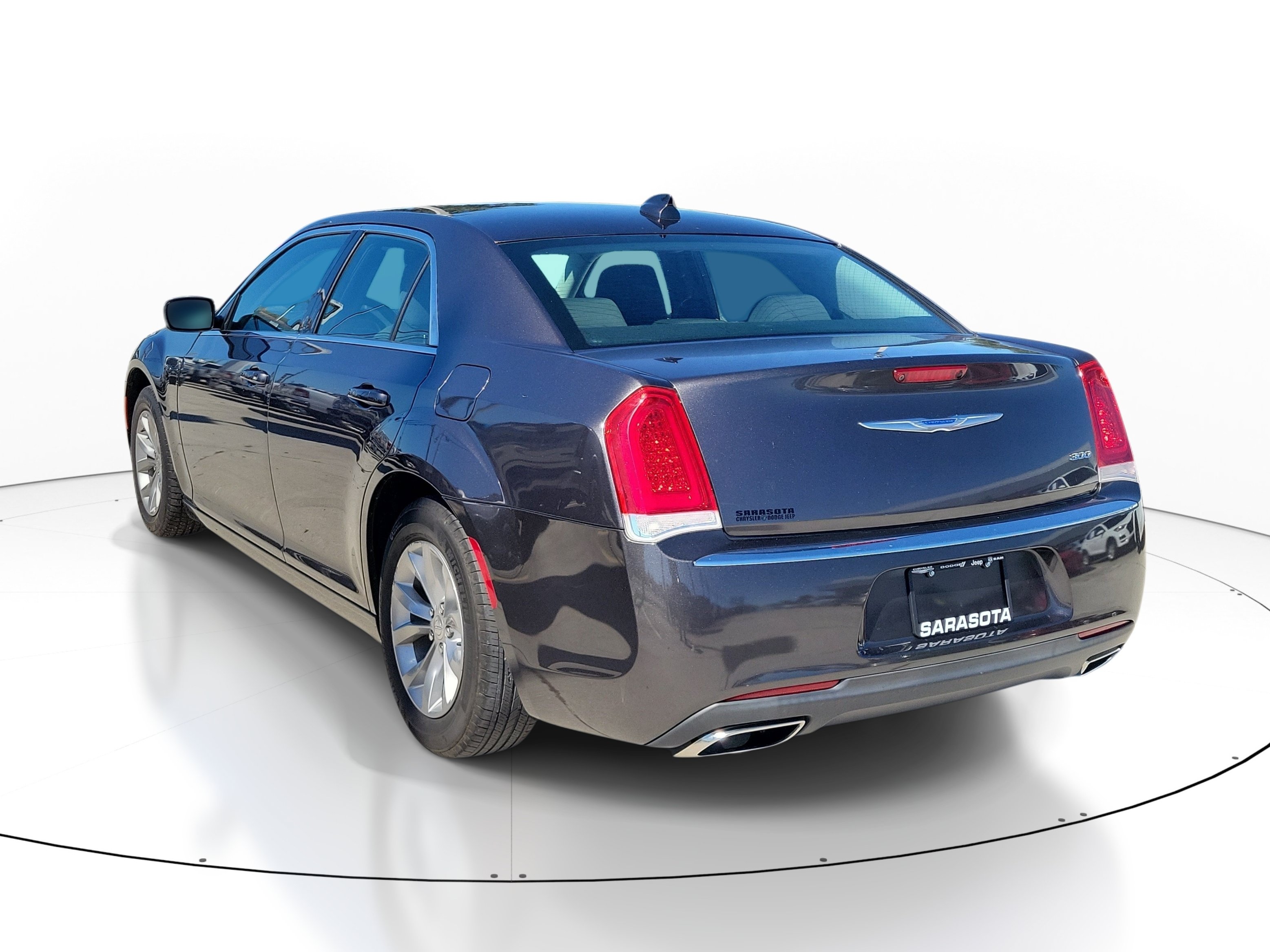 Used 2019 Chrysler 300 Touring RWD image 4