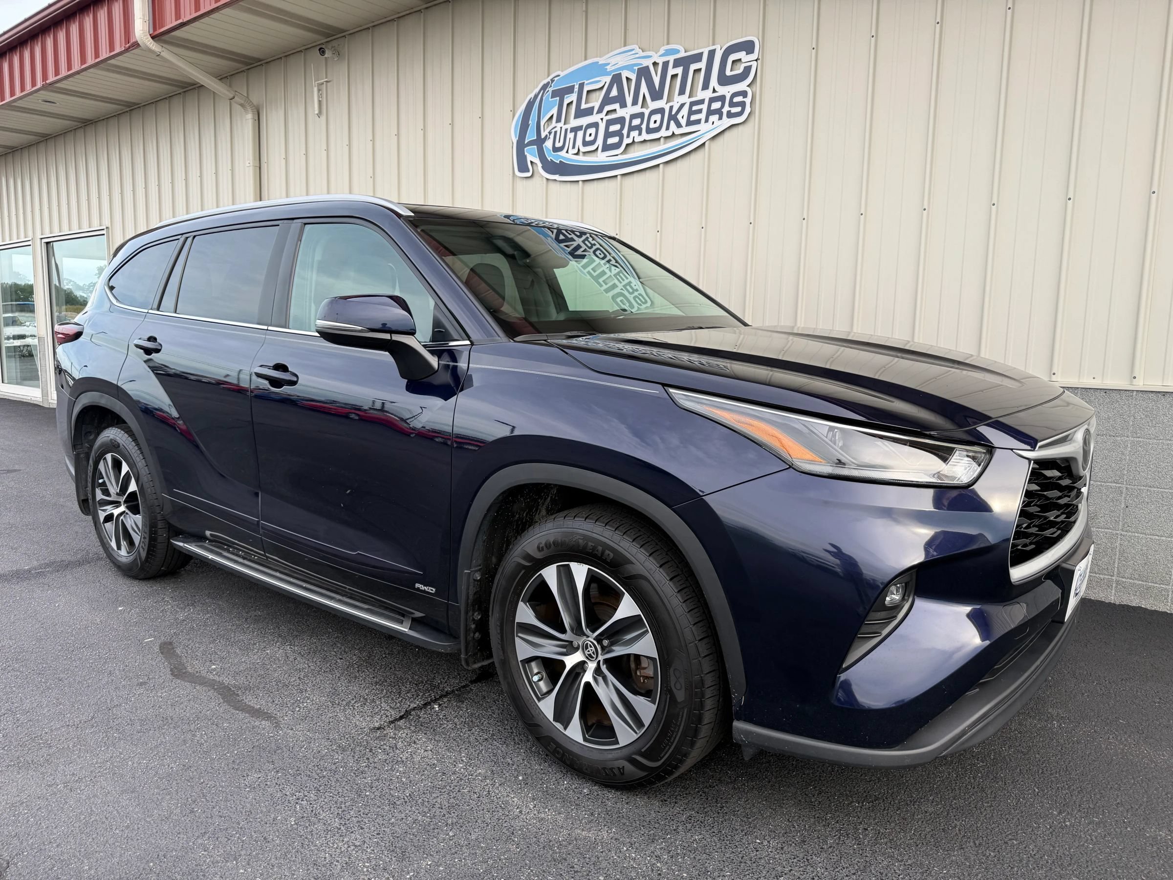 Used 2025 Toyota Highlander XLE AWD/4WD image 4