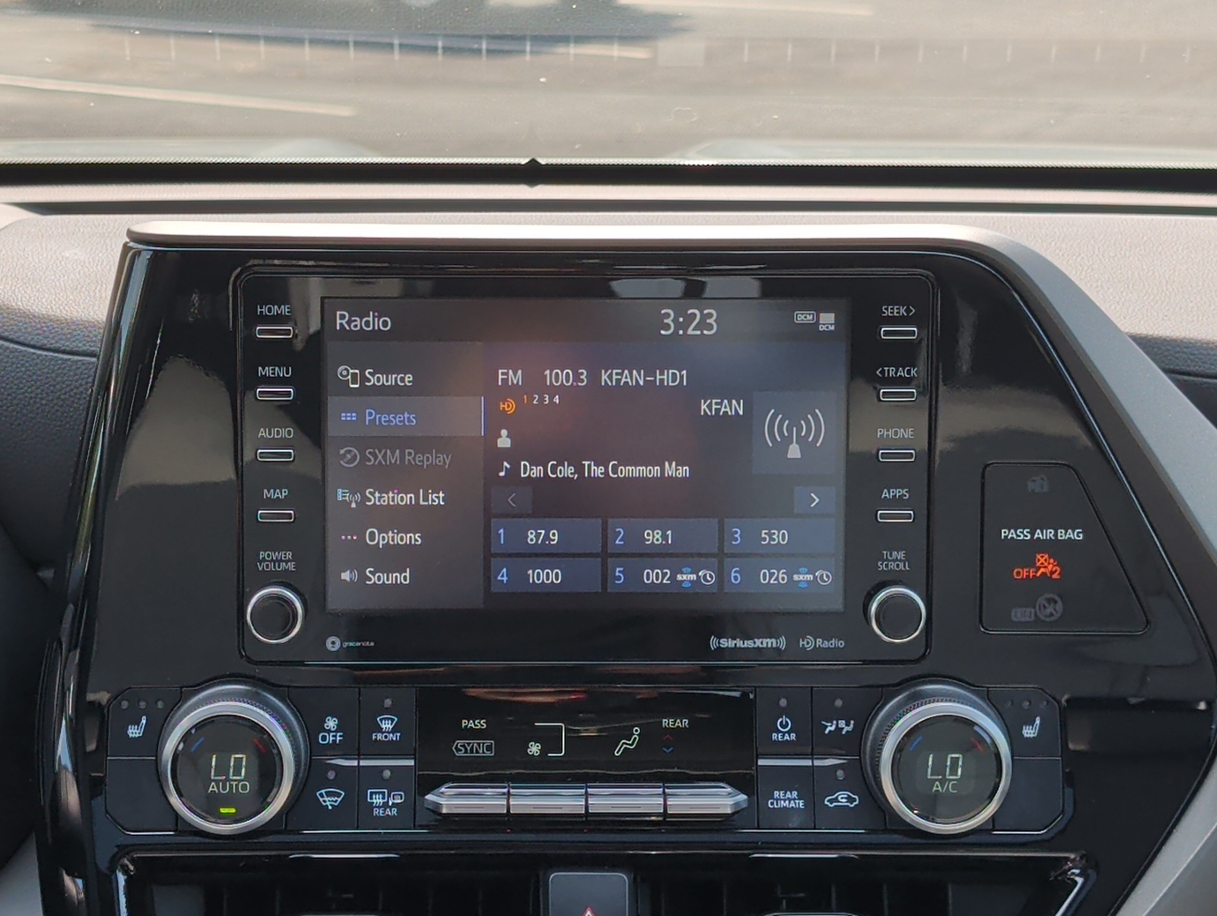 Used 2022 Toyota Highlander XLE AWD/4WD image 23