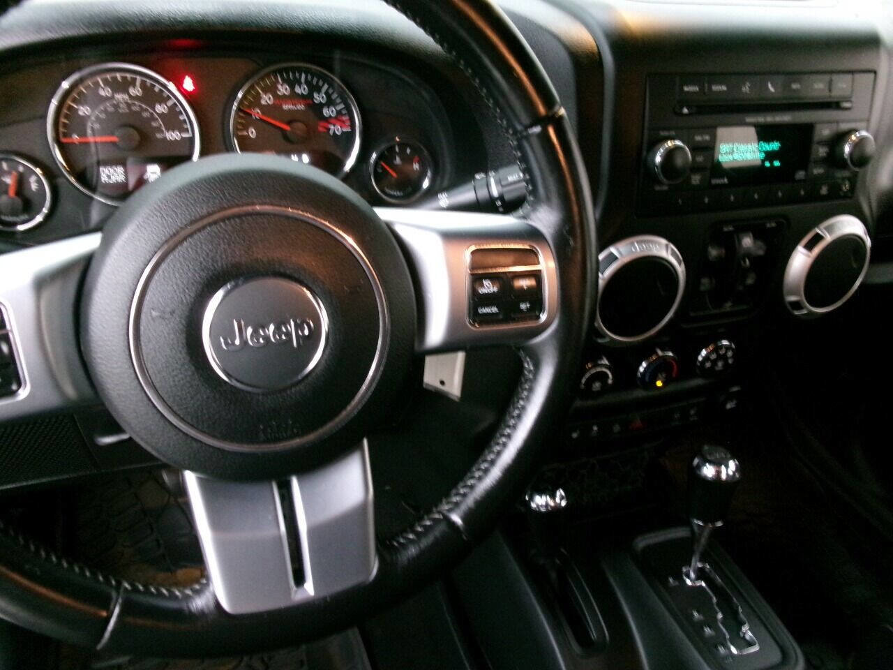 Used 2016 Jeep Wrangler Unlimited Rubicon image 35