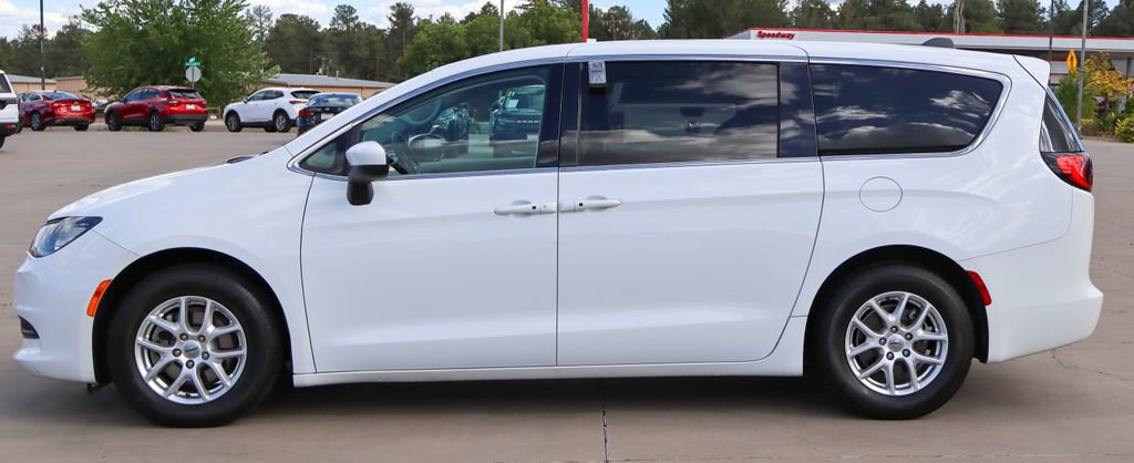 Used 2022 Chrysler Voyager LX FWD image 6
