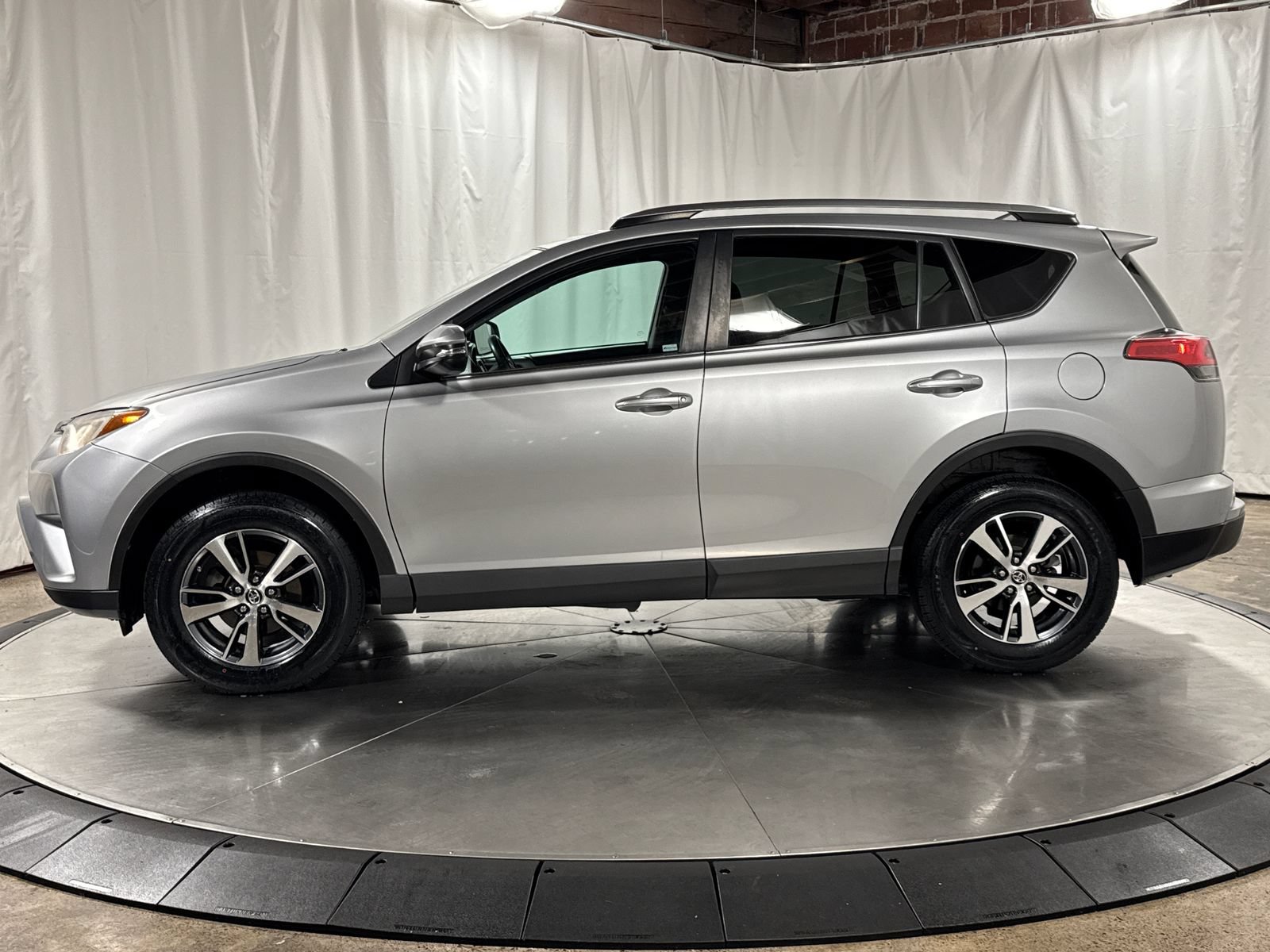 Used 2017 Toyota RAV4 XLE AWD/4WD image 8