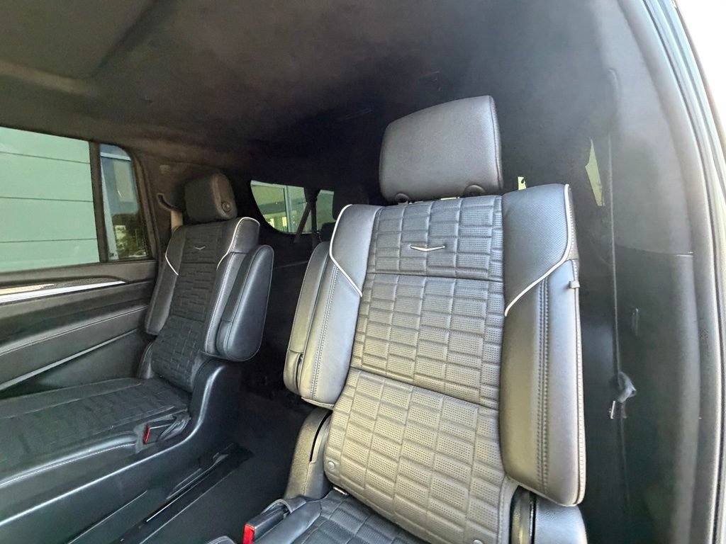 Used 2025 Cadillac Escalade ESV V AWD/4WD image 17