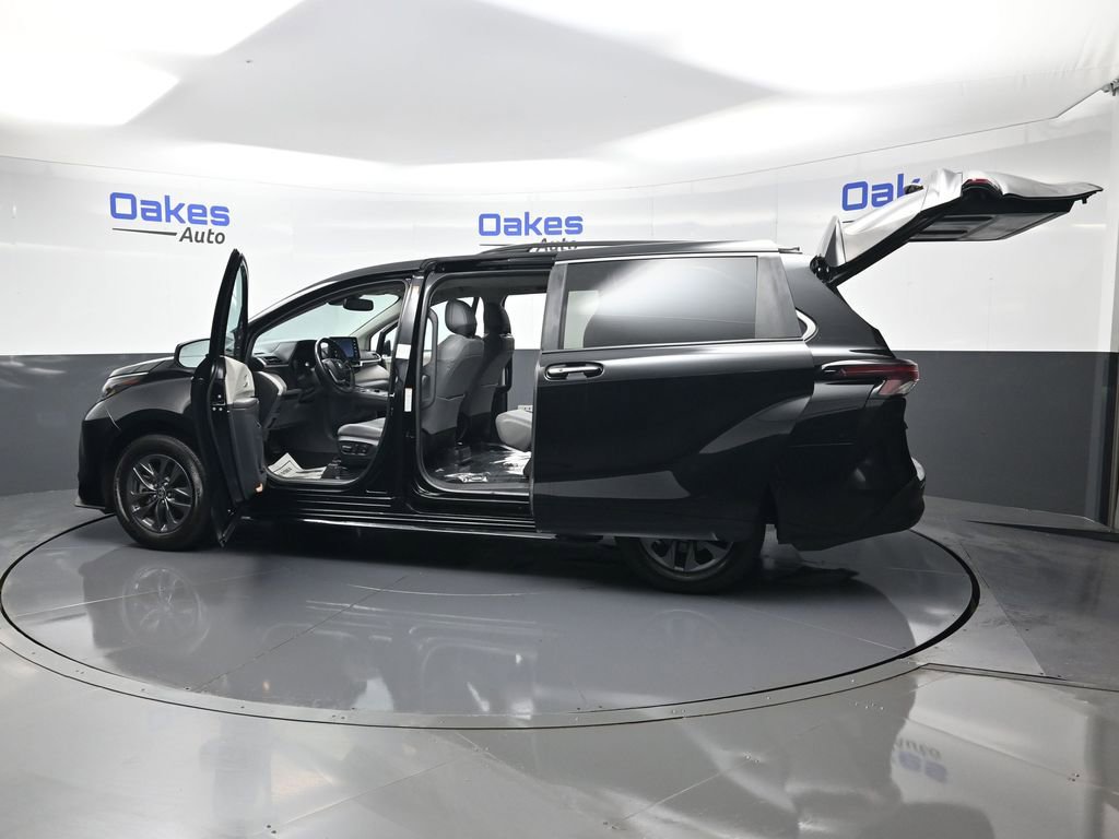 Used 2024 Toyota Sienna XLE image 57