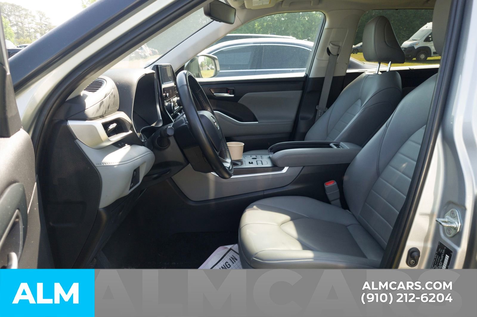 Used 2023 Toyota Highlander XLE AWD/4WD image 7
