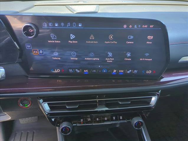 Used 2024 Chevrolet Traverse RS FWD image 15