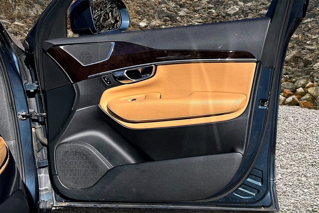 Used 2018 Volvo XC90 T6 Momentum w/ Convenience Package image 19