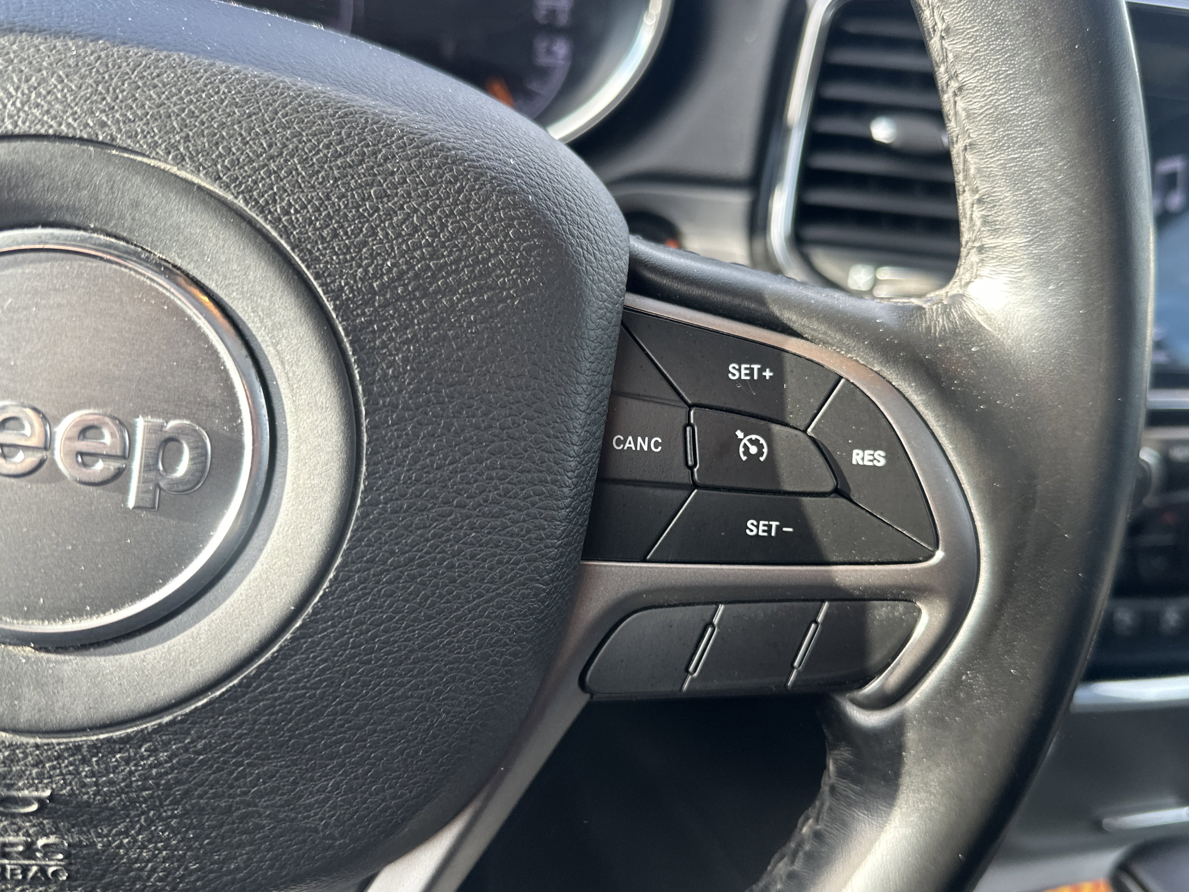 Used 2020 Jeep Grand Cherokee Limited w/ Luxury Group II image 32