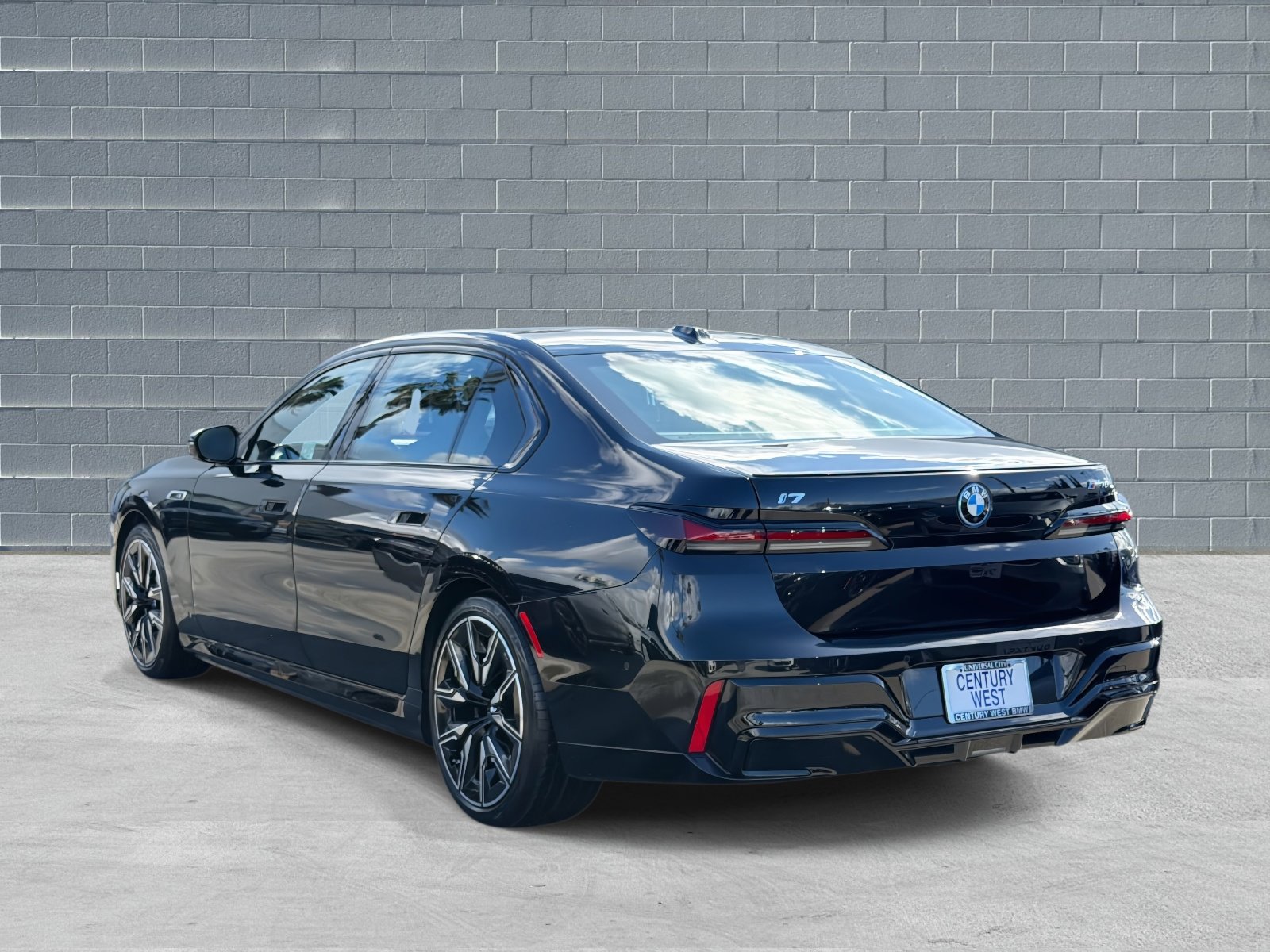 Used 2025 BMW i7 M70 w/ Executive Package image 3