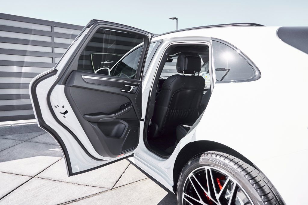 Used 2025 Porsche Macan GTS AWD/4WD image 31