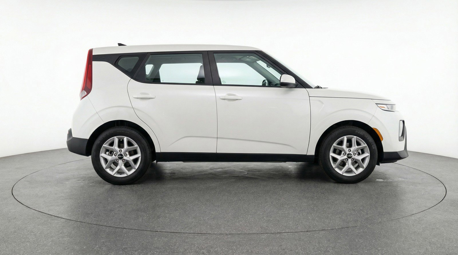 Used 2025 Kia Soul LX w/ LX Technology Package FWD image 11
