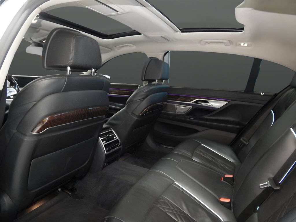 Used 2021 BMW 750i xDrive w/ Executive Package AWD/4WD image 30
